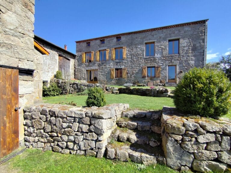 Une maison de caractère où volume, nature et sérénité se rencontrent