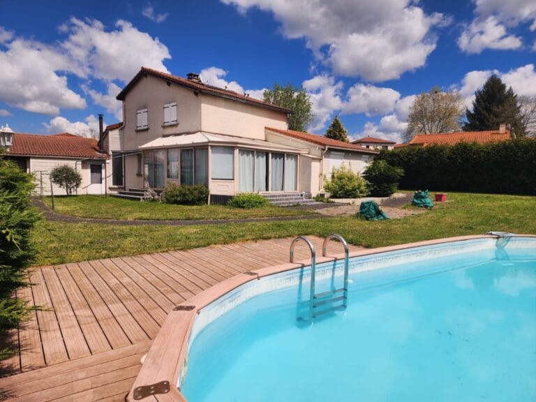 Maison familiale avec jardin et piscine